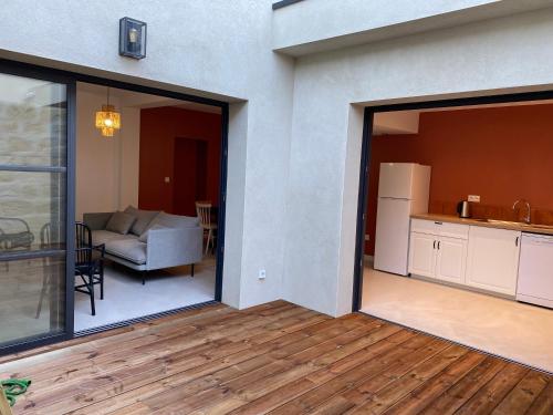 Apartament ten obejmuje kuchnię oraz salon z przesuwnymi szklanymi drzwiami. w obiekcie Maison Diderot w mieście Aigues-Mortes