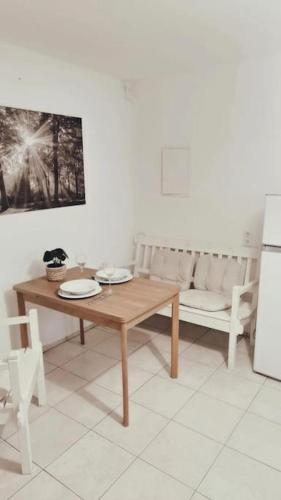 een eetkamer met een houten tafel en 2 stoelen bij Wohnung in Dörverden in Dörverden
