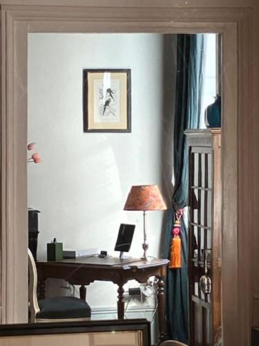 une pièce avec un bureau avec une lampe et une chaise dans l'établissement CHARMING FLAT IN HISTORICAL CENTRE, à Dijon