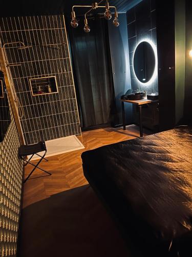 Cette chambre comprend un lit, un miroir et une table. dans l'établissement La Traversière, à Villeneuve-sur-Lot