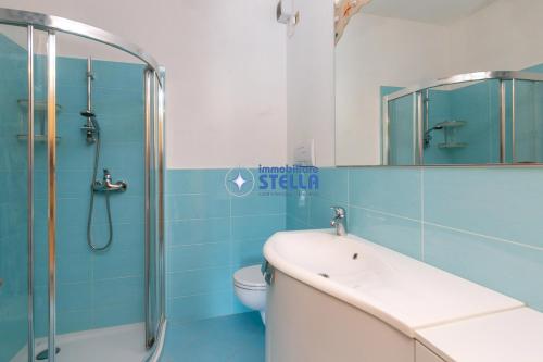 W łazience znajduje się prysznic, umywalka i toaleta. w obiekcie Residence Al Porticciolo w Cavallino-Treporti