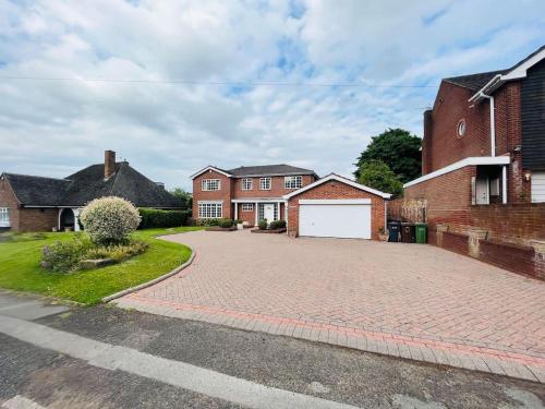 a brick driveway in front of a brick house at Lovely 10-Bed House in Birmingham with a big drive in Birmingham