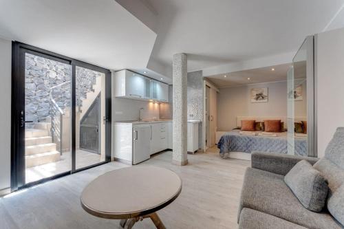 un salon avec un canapé et un lit dans l'établissement Tajinaste villa, à Adeje