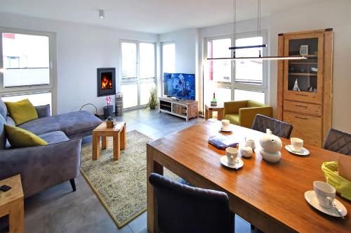 a living room with a table and a couch at Baabe Strandvilla - Luxus Ferienwohnung mit Meerblick (Ref. 158481) in Baabe