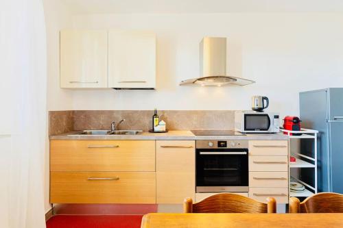 Η κουζίνα ή μικρή κουζίνα στο Spacious new 2 bdr walk-out apartment