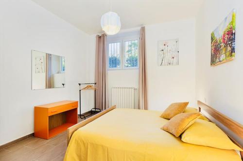 Ένα ή περισσότερα κρεβάτια σε δωμάτιο στο Spacious new 2 bdr walk-out apartment