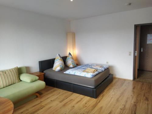 1 cama en una habitación con sofá en B211 Gemütliches Appartement für Urlauber und Berufsreisende en Lahnstein