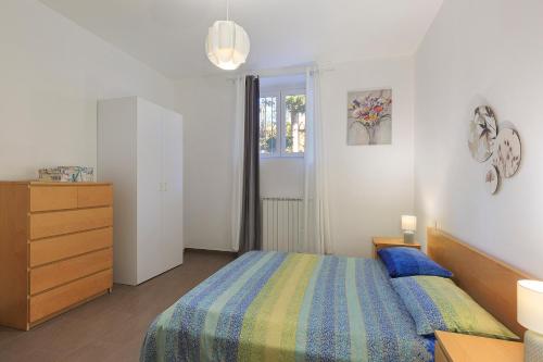 Fara Novarese的住宿－Spacious new 2 bdr walk-out apartment，一间卧室配有一张床、一个梳妆台和一扇窗户。