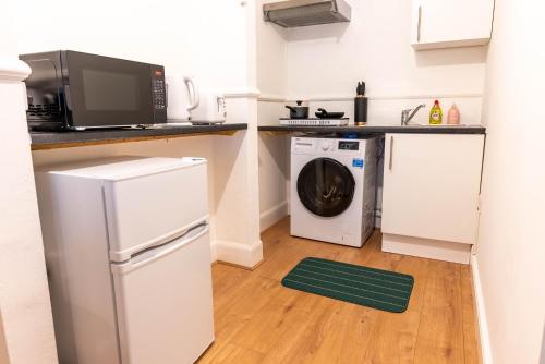a kitchen with a washer and dryer in a room at Flat 02 Studio Luton 53 free Parking in Luton