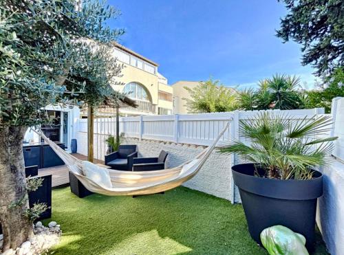 - un hamac dans l'arrière-cour d'une maison dans l'établissement Rez de jardin à 900m de la plage, au Cap d'Agde