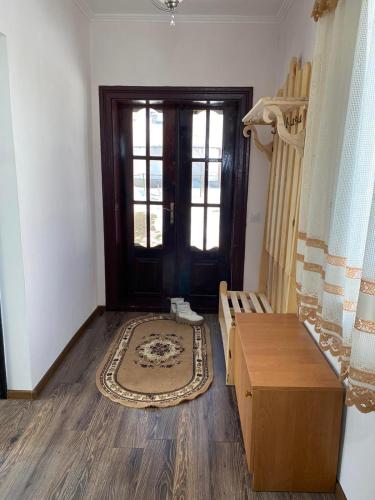 ein Zimmer mit einer Tür mit einem Teppich davor in der Unterkunft Біля річки in Scheschory