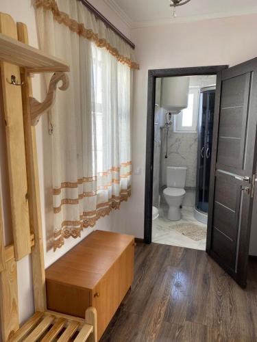 ein Badezimmer mit einem Spiegel, einem WC und einem Waschbecken in der Unterkunft Біля річки in Scheschory