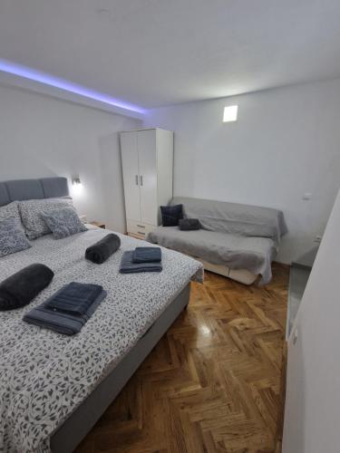 1 dormitorio con 2 camas y toallas. en B-TIM Apartment, en Velika Gorica