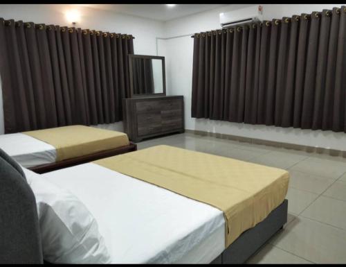 Giường trong phòng chung tại Beach House Port Dickson Homestay