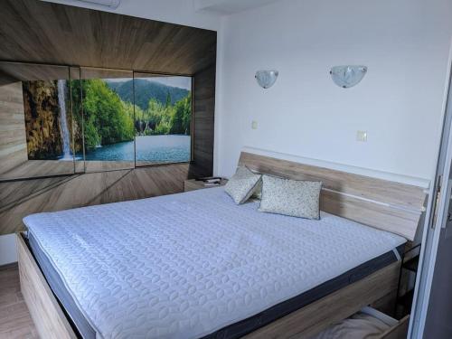 1 dormitorio con 1 cama y ventana grande en Appartement Blue Lagune 4 Sterne en Prizna