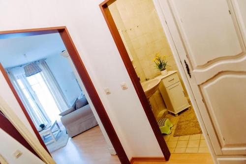 een badkamer met een spiegel en een kamer met een wastafel bij Das Harznest, WLAN in Bad Sachsa