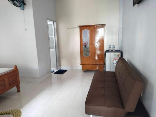 un soggiorno con divano e frigorifero di Hoài Oanh homestay a Mui Ne