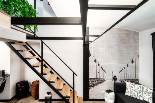 - un escalier dans une maison avec une grande fenêtre dans l'établissement Casa Dei Viaggiatori - The House Of Travelers, à Côme