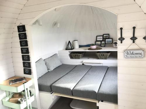 Voodi või voodid majutusasutuse The Pilchard - Lydcott Glamping Cornwall, sea view toas