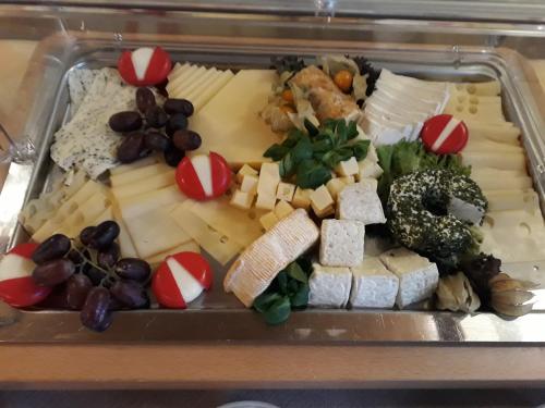 um recipiente de plástico cheio de queijo e outros alimentos em Gasthaus Zur Linde em Kleinvach