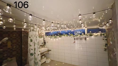 uma casa de banho com luzes de Natal na parede em Wind Natural Parent-Child Inn II em Houli