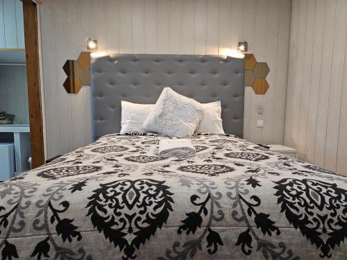 リスボンにあるCharme da Graçaのベッドルーム1室(ベッド1台、白黒のベッドカバー付)