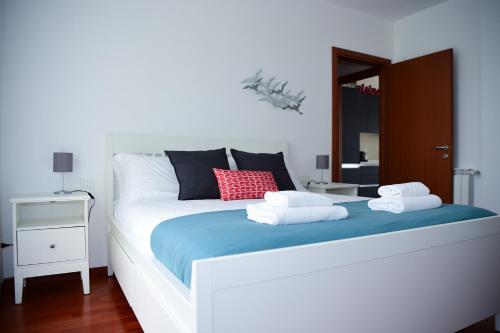 ein Schlafzimmer mit einem Bett mit Handtüchern darauf in der Unterkunft Blue Bellagio by Wonderful Italy in Bellagio