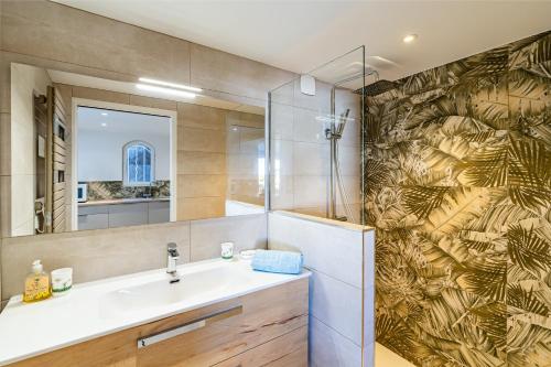 Kúpeľňa v ubytovaní Bas de villa refait à neuf, climatisation et terrasse vue mer