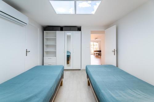 Posteľ alebo postele v izbe v ubytovaní Bas de villa refait à neuf, climatisation et terrasse vue mer