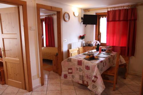 une chambre avec une table et un chiffon de table dans l'établissement Livigno Elisir Petit, à Livigno