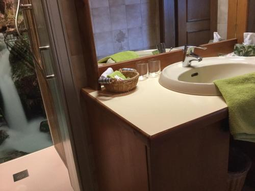 y baño con lavabo, espejo y ducha. en Apartment Haus Andrea, en Sankt Stefan im Lavanttal