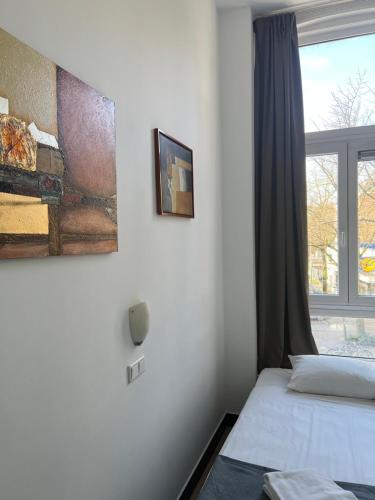Ένα ή περισσότερα κρεβάτια σε δωμάτιο στο MAX Hotel Amsterdam