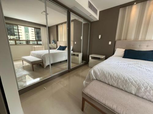 ein Schlafzimmer mit einem Bett und einem großen Fenster in der Unterkunft Hospede-se B21 Convention Flat Particular in Brasilia