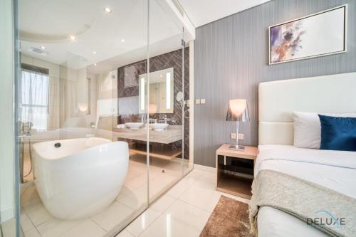 Koupelna v ubytování Polished 3BR at DAMAC Towers by Paramount A Business Bay by Deluxe Holiday Homes
