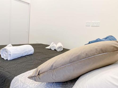Postel nebo postele na pokoji v ubytování Sea front 3rd floor Apartment in Marsaskala by Solea