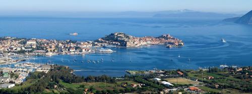 uma vista aérea de uma pequena ilha na água em Casa Emy - Argonauti Vacanze em Portoferraio