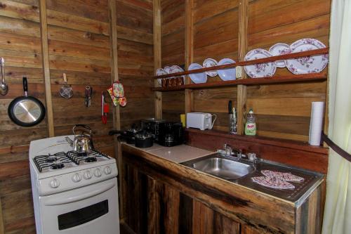 Η κουζίνα ή μικρή κουζίνα στο Pilgrims Paradise Cabin 2
