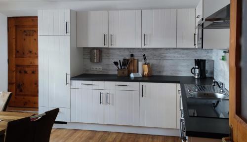 Kuchyň nebo kuchyňský kout v ubytování Lili's Appartements