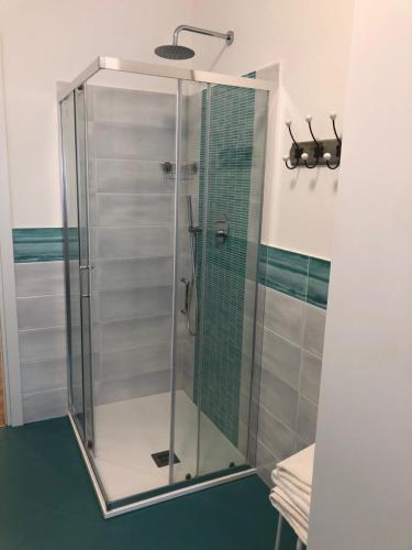 eine Dusche mit Glastür im Bad in der Unterkunft MilanBed in Mailand