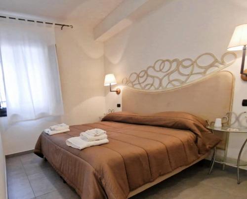 um quarto com uma cama com duas toalhas em Casa di fiore bad and breakfast em San Giovanni in Fiore