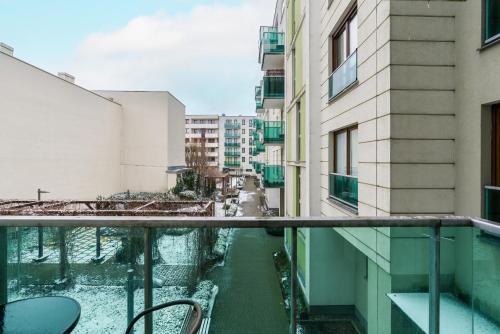 Pemandangan kolam renang di Arena Lux Apartment Kasprowicz Park by Renters Prestige atau di dekatnya