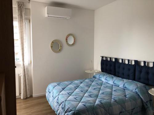 ein Schlafzimmer mit einem blauen Bett in einem weißen Zimmer in der Unterkunft MilanBed in Mailand