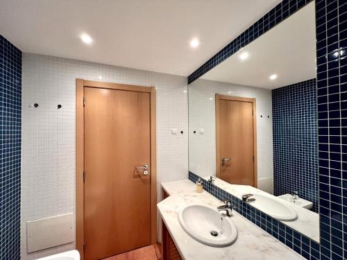 baño con 2 lavabos y espejo grande en Albufeira Experience With Pool by Homing, en Albufeira