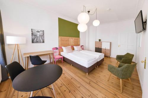 1 dormitorio con 1 cama, mesa y sillas en Old Town Apartments en Berlín