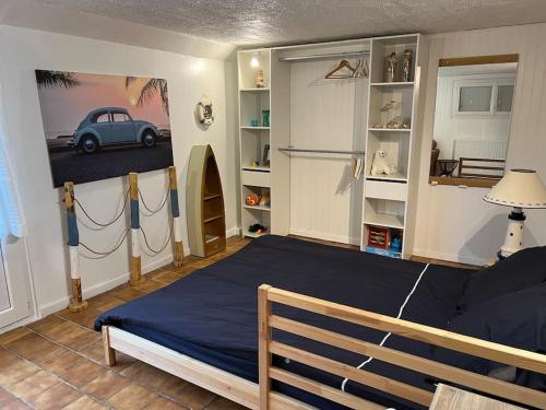 Maison indépendante avec 6 chambres proche du tram A في لورمو: غرفة نوم مع سرير مع سيارة على الحائط
