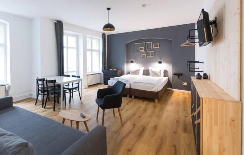 ベルリンにあるオールド タウン アパートメンツのベッド、テーブル、椅子が備わるホテルルームです。