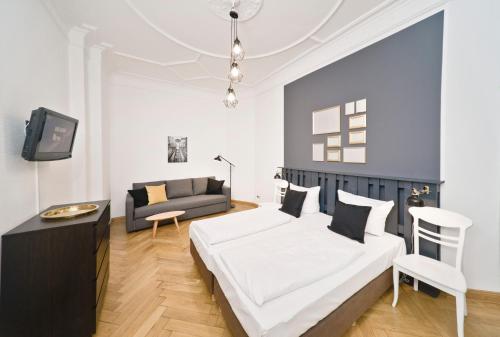 um quarto com uma cama grande e um sofá em Old Town Apartments em Berlim