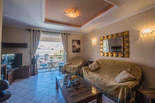 StDenis Townhouse Maisonette in the City Center with Exceptional Hospitality By Villa Mana Gers