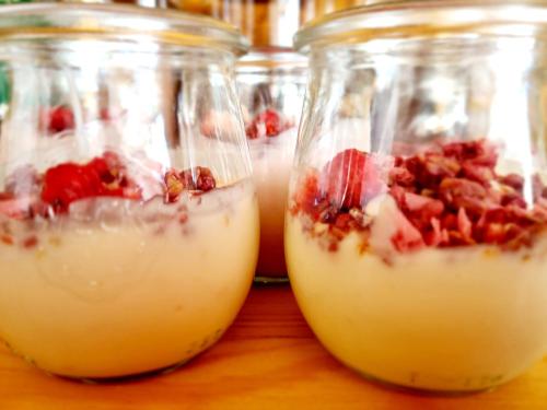 drie potten met aardbeien op een tafel. bij Willa Regina II Resort & SPA in Zakopane