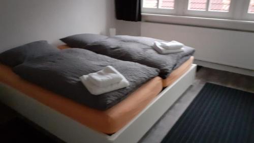 2 Betten auf einer Plattform in einem Schlafzimmer in der Unterkunft Altstadt-Domizil 7 in Leer